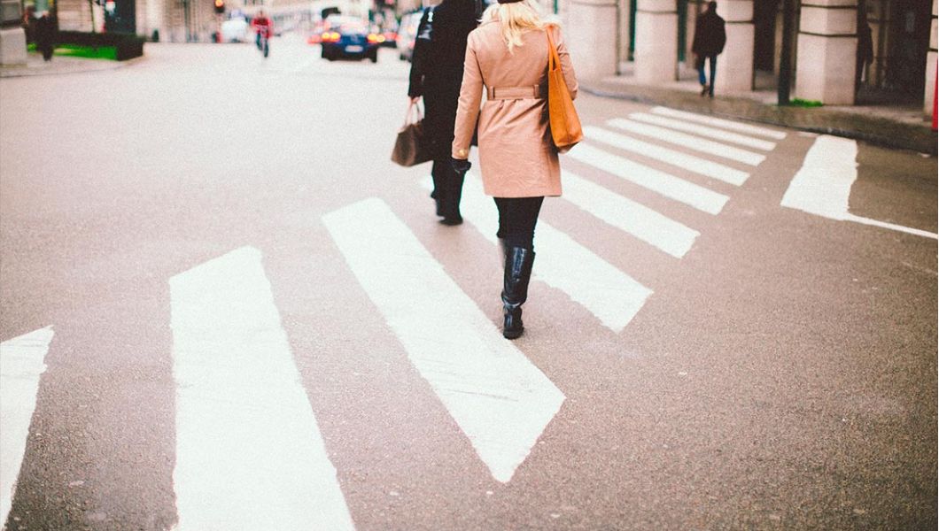 ¿Cómo deben circular los peatones en ciudad y fuera de ella?